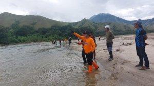 Suasana-pencarian-korban-hanyut-di-Sungai-Masuppu-Kabupaten-Mamasa.jpg