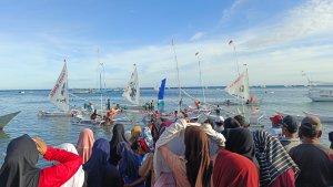 Suasana-perlombaan-perahu-sampan-bercadik-di-Kelurahan-Rangas-Tammalassu.jpg