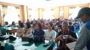 Suasana-saat-puluhan-guru-lakukan-audiens-dengan-Pemda-Mamasa.jpg