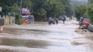 Sungai-meluap-karena-huja-jalan-Trans-Sulawesi-di-Polman-Majene-lumpuh.jpg