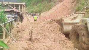 Tanah-longsor-menutup-akses-jalan-dan-menghantam-rumah-warga-di-Mamasa.jpg