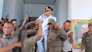 Tangkapan-layar-Ilham-Borahima-digendong-personel-Satpol-PP.jpg