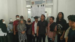 Tenaga-kontrak-yang-menyegel-Kantor-BKPP-Mamuju.jpg