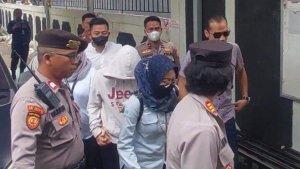 Terdakwa-anak-berinisial-AGH-15-menggunakan-baju-penutup-kepala-tampak-Pengadilan-Negeri-PN.jpg