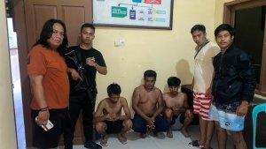 Tiga-pria-duduk-pengguna-sabu-sa.jpg