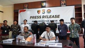 Tiga-tersangka-kasus-TPPO-tengah-dia.jpg