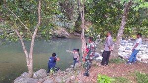 Tim-Identifikasi-Satreskrim-Polres-Polman-saat-ikut-mendatangi-lokasi-sungai-tenggelamnya-3-pelajar.jpg