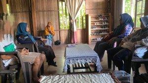 Tim-dari-DP3AP2KB-kunjungi-rumah-korban-Bully-di-Polman.jpg