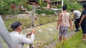 Tim-gabungan-dari-Polres-dan-Polsek-Mamasa-saat-pasang.jpg
