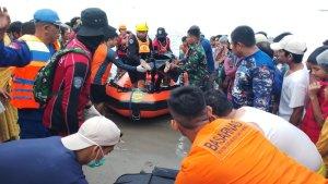 Tim-gabungan-saat-menemukan-korban-tenggelam-yang-sempat-dinyatakan-hilang.jpg