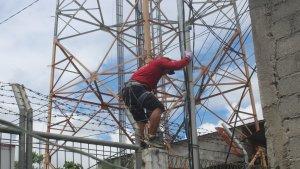 Tim-penyelamat-dari-FPTI-Mamuju-Tengah-saat-hendak-mengevakuasi-bocah-panjat-tower.jpg