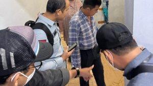 Tim-penyidik-Kejati-Sulbar-saat-meringkus-DPO-A-Syamsul-dugaan-kasus-korupsi-Perseroda.jpg
