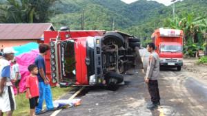 Truk-merah-terguling.jpg