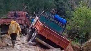 Truk-nyaris-tergulimg-ke-jurang-di-Poros-Matangga-Keppe.jpg