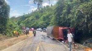 Truk-pemuat-paket-berhasil-dievakuasi-di-Jalan-Trans-Sulawesi-Tabolang-Mamuju-Tengah.jpg