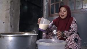 Tukina-54-seorang-IRT-sukses-memproduksi-minuman-sari-kedelai-dengan-omset-jutaan-rupiah-per-bulan.jpg