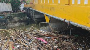 Tumpukan-sampah-kembali-menjadi-keluhan-warga-di-kolom-Jembatan-Pertokoan-Majene.jpg