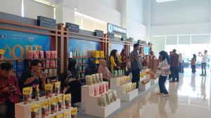 UMKM-menjajakan-produknya-di-depan-Ballroom-Hotel-Maleo-Mamuju-Kamis-2592025.jpg