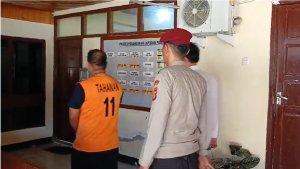 Ustad-JL-di-Mamuju-mengenakan-rompi-tahanan-saat-berada-di-kantor-Polresta-Mamuju.jpg