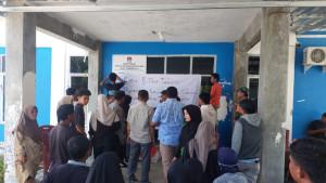 Warga-Desa-Tapandullu-Kabupaten-Mamuju-Sulawesi-Barat-menyegel-kantor-desa.jpg