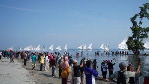 Warga-Pasangkayu-Menyaksikan-Gelaran-Festival-Sandeq-Race-2023.jpg