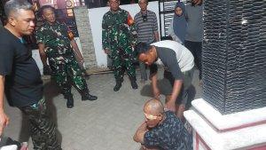 Warga-bersama-aparat-kepolisian-mengamankan-pria-inisial-AD-32.jpg