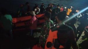 Warga-dan-tim-penolong-berada-di-TKp-untuk-mencari-keberadaan-wahyu-yang-diterkam-buaya.jpg