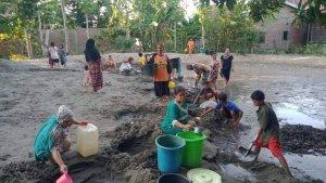 Warga-di-Desa-Sigerang-Kecamatan-Mapi.jpg