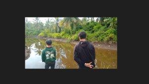 Warga-melihat-lokasi-sungai-tempat-kejadian-dimana-seorang-warga-bernama-Suardi-digigit-buaya.jpg