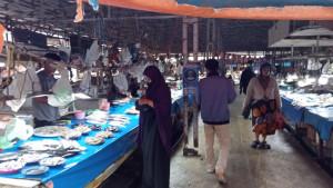 Warga-membeli-ikan-di-kompleks-pasar-ikan-Topoyo-Desa-Topoyo-Kecamatan-Topoyo-Mamuju-Tengah.jpg