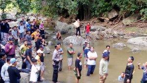 Warga-mencari-korban-tenggelam-di-Sungai-Batu-Miappar.jpg