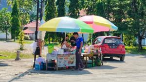 Warga-saat-membeli-kuliner-dan-minuman-dari-pelaku-UMKM-di-Kompleks-KTM-Tobadak.jpg