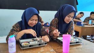 at-lahap-memakan-MBG-tersebut-SandiT.jpg