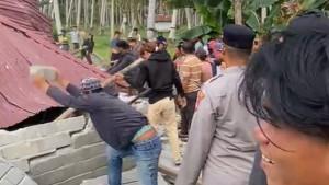 genteng-ditimpuk-batu.jpg