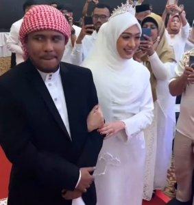 mamat-Alkatiri-bersama-sang-istri-Nafha-Firah-saat-momen-pernikahan-mereka.jpg