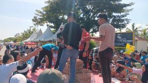 rebutan-telur-gratis.jpg