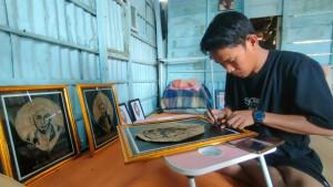 skandar-26-saat-mengukir-sketsa-wajah-pada-daun-kering.jpg