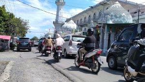 suasana-arus-lalulintas-di-depan-Masjid-Imam-Lapeo-Campalagian.jpg