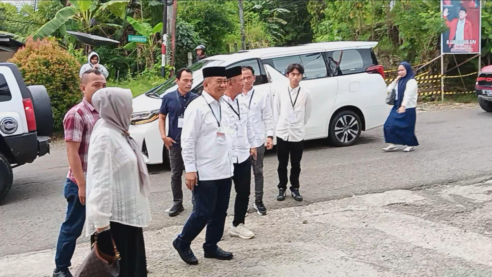 AIM-kiri-dan-Asnuddin-Sokong-kanan-saat-tiba-di-kantor-KPU-Sulbar.jpg