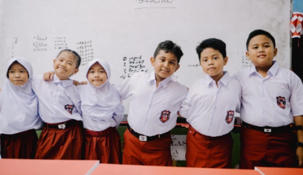 ANAK-SD-ILUSTRASI-Siswa-SD-foto-bersama-Canva.jpg