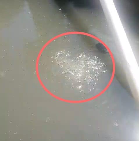 Air-menggelembung-diduga-akibat-kebocoran-pipa-PDAM-di-Jalan-RE-Martadinata-Simboro-Mamuju.jpg