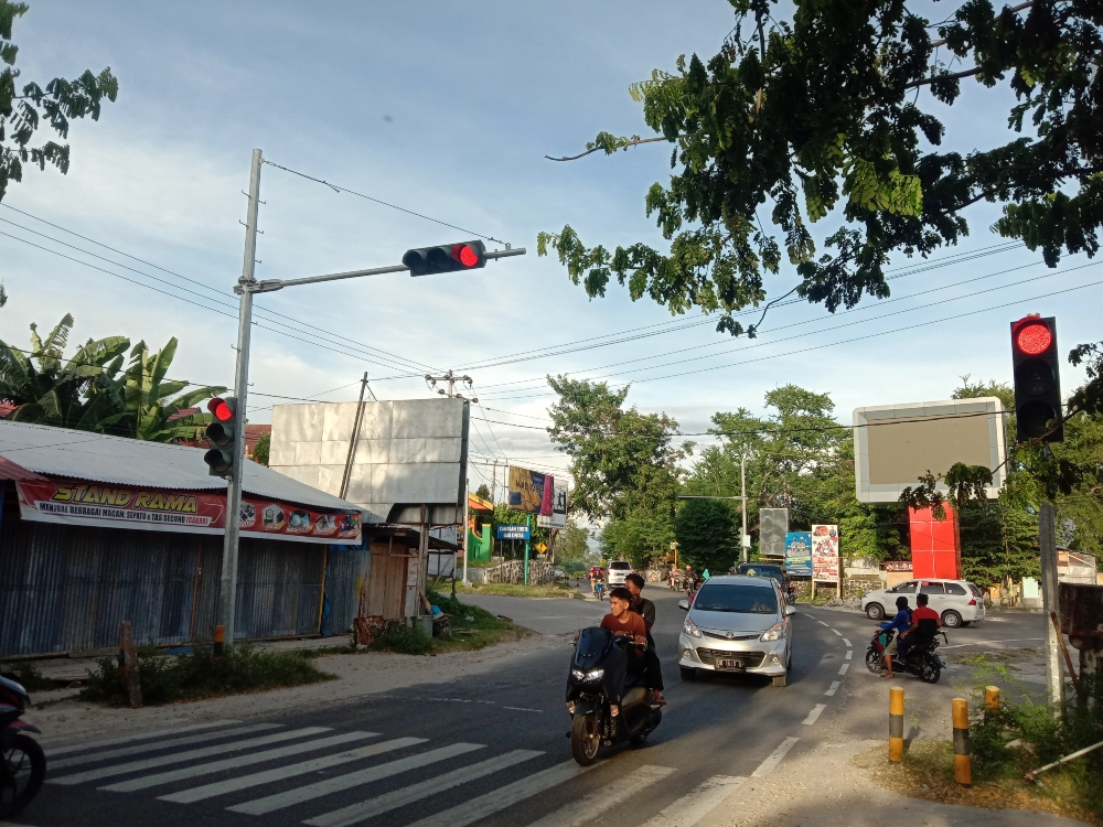 Akibat-tidak-mau-menunggu-lama-beberapa-pengendarapun-memilih-untuk-menerobos-lampu-merah.jpg