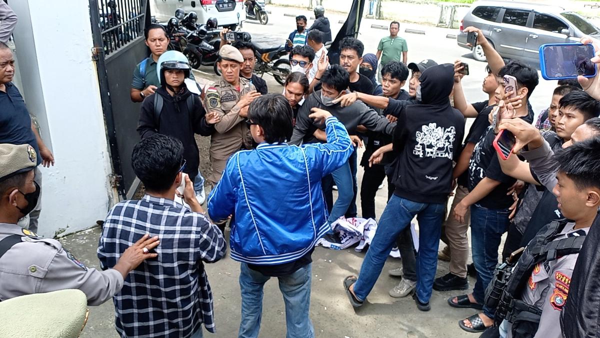 Aksi-demonstrasi-di-depan-Gedung-Dewan-Perwakilan-Rakyat-Daerah-DPRD-Kabupaten-Mamuju.jpg