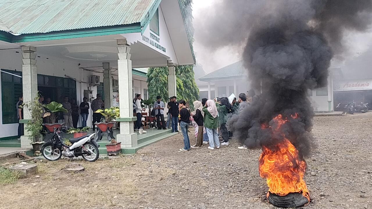 BREAKING NEWS: Mahasiswa IAI DDI Polman Demo Minta Rektor Evaluasi Oknum Dosen Malas Mengajar