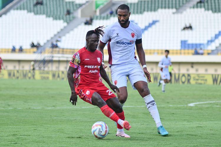 Aksi-penyerang-Persis-Solo-Moussa-Sidibe-dibayangi-bek-PSM-Makassar-Yuran-Fernandes.jpg