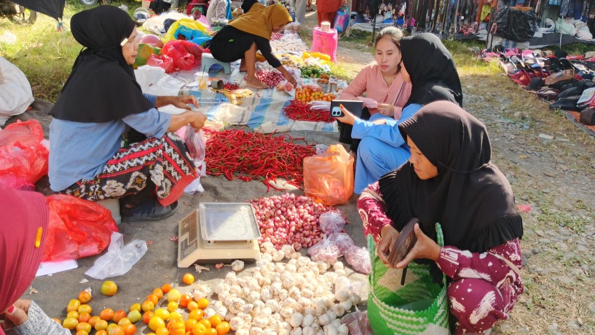 Aktivitas-jual-beli-di-lapak-Rosna-salah-satu-pedagang-di-Pasar-Desa-Randomayang-Pasangkayu.jpg