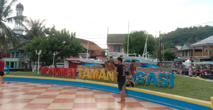 Aktivitas-warga-di-sekitar-Monumen-Taman-Posasi-di-Pangali-Ali-Banggae-Kabupaten-Majene.jpg