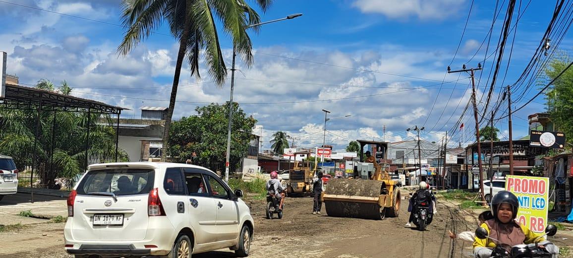 Alat-berat-diterjunkan-untuk-memperbaiki-jalan-di-ruas-Trans-Sulawesi-Desa-Topoyo-Mamuju-Tengah.jpg