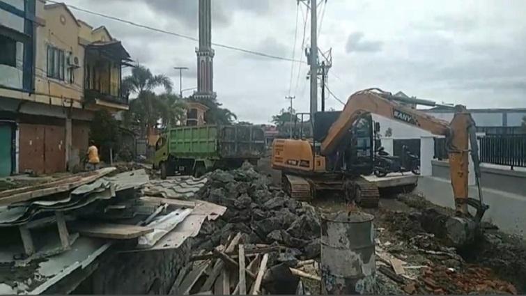 Pembangunan Drainase Air di Depan Masjid Raya Topoyo Mateng Mulai Diperbaiki, Hindari Genangan
