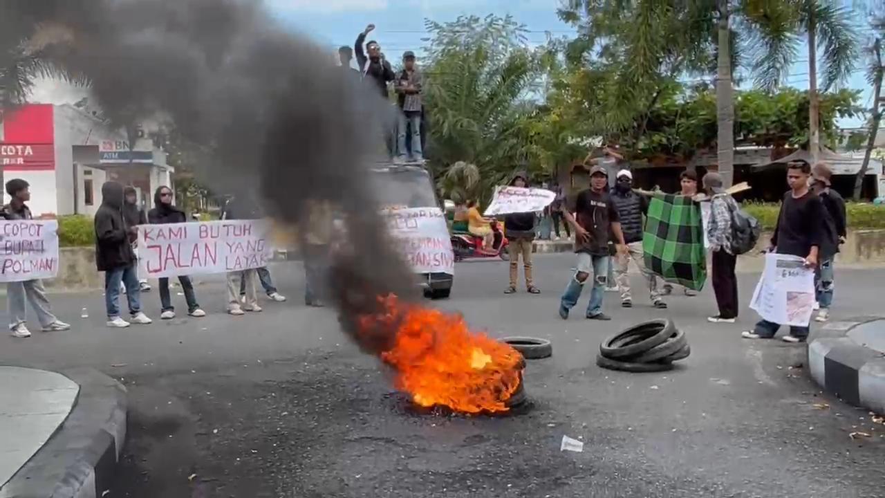 Warga Alu Demo Tuntut Bupati Polman Perbaikan Jalan Rusak 18 Km